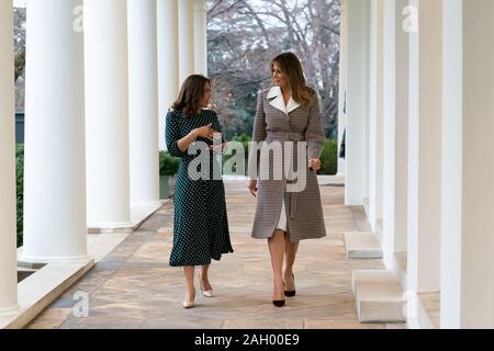 Washington, Vereinigte Staaten von Amerika. 17 Dez, 2019. First Lady Melania Trump Spaziergänge mit Frau Patricia Marroquin, Ehefrau des Präsidenten Guatemalas Jimmy Morales Dienstag, Dezember 17, 2019, entlang der Kolonnade des Weißen Hauses. Personen: First Lady Melania Trump, Frau Patricia Marroquin Credit: Stürme Media Group/Alamy leben Nachrichten Stockfoto