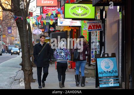 Menschen zu Fuß nach unten Macdougal St in der Nähe der New York University in der Nähe von Greenwich Village in Manhattan in New York, NY (20. Dezember 2019) Stockfoto