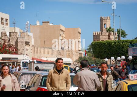 Ane Habib Bourguiba Straße ist ein geschäftiges Ort mit vielen Menschen zu Fuß herum, neben Yasmina Einkaufszentrum in Monastir, Tunesien Stockfoto