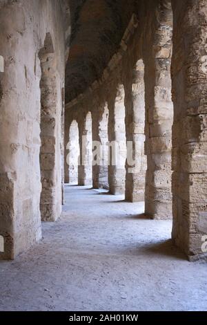 Amphitheater von El Jem ist ein ovales Amphitheater in der heutigen Stadt El Djem, Tunesien, früher Thysdrus in der römischen Provinz Afrika. Stockfoto