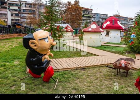 Im Dorf der Schlümpfe am Mazedonien-Platz in Katerini, Griechenland Stockfoto