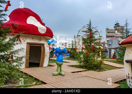 Im Dorf der Schlümpfe am Mazedonien-Platz in Katerini, Griechenland Stockfoto