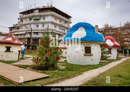 Im Dorf der Schlümpfe am Mazedonien-Platz in Katerini, Griechenland Stockfoto