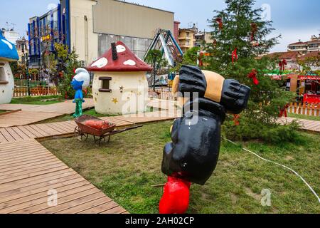 Im Dorf der Schlümpfe am Mazedonien-Platz in Katerini, Griechenland Stockfoto