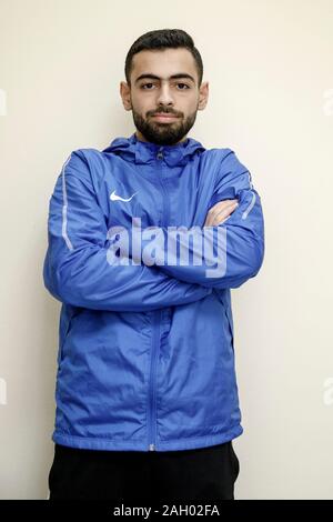 Berlin, Deutschland. 02 Dez, 2019. Ghaith Kachmar, 21 Jahre alt, ist ein Teilnehmer in einem Schiedsrichter Ausbildung an der Berliner Fußball-Verband (BFV). Seit Anfang Dezember, 14 Emigranten haben Bastelte mit den Aufgaben der unparteiische Vertreter im Haus des Fußballs auf insgesamt elf Abenden bis Ende Januar. (Auf "Berliner Fußball Verband Züge Flüchtlinge als Schiedsrichter") Quelle: Carsten Koall/dpa/Alamy leben Nachrichten Stockfoto