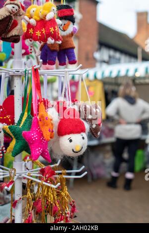 Handgefertigte Soft Toy Christbaumschmuck in einem Stall in einem viktorianischen Weihnachtsmarkt. Stratford-upon-Avon, Warwickshire, England Stockfoto