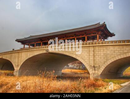 Luftaufnahme von Namheongyo Bridgein Jeonju Hanok Dorf Traditionelle koreanische Stadt Jeonju, Jeonbuk, Südkorea, Asien. Stockfoto