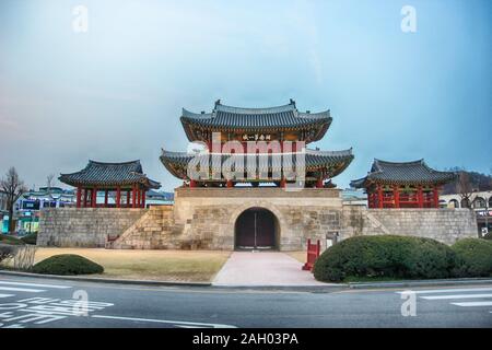 Luftaufnahme von Pungnammun Traditionelle koreanische Tor in Jeonju Hanok Dorf, Jeonju, Jeonbuk, Südkorea, Asien. Stockfoto