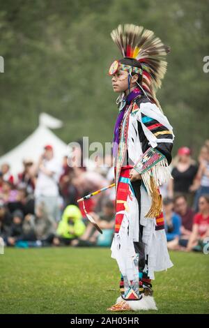 Männliche indigenen Tänzer an Kanada Tag Powwow. Stockfoto