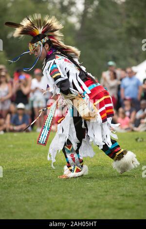 Männliche indigenen Tänzer an Kanada Tag Powwow. Stockfoto