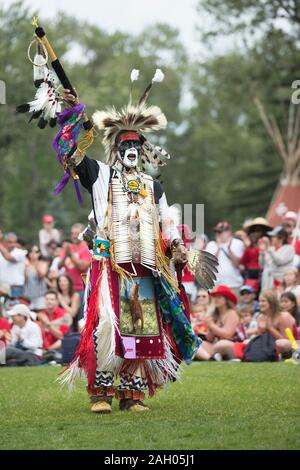 Pow Wow einheimische Tänzer in traditionellen Insignien, die sechs