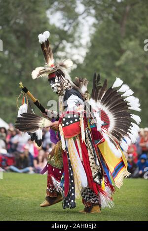 Männliche indigenen Tänzer an Kanada Tag Powwow. Stockfoto