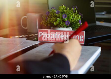 Korrekturlesen Englisch Karte auf Schwarzen Tisch im Büro Stockfoto