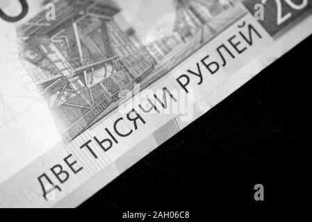 Zwei Tausend Rubel russische Banknote auf einem dunklen Hintergrund. Geld Hintergrund schwarz und weiß Stockfoto