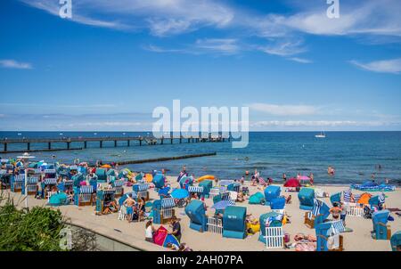 Hooded liegen (Strandkörbe) am Strand des Ostseebades Kühlungsborn mit Blick auf die Seebrücke, Mecklenburg-Vorpommern, G Stockfoto