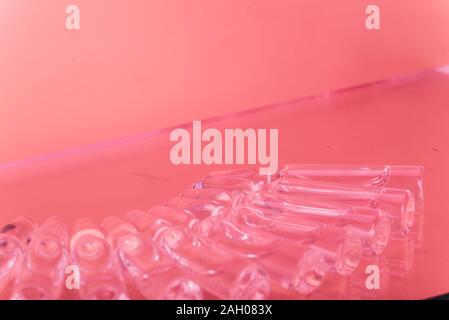 Glas medizinische Ampulle Durchstechflasche für die Injektion. Medizin ist Flüssigkeit Natriumchlorid mit wässriger Lösungen in der Ampulle. Close Up. Flaschen Ampulle multicolor. Stockfoto