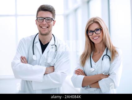 Zwei Ärzte mit Stethoskopen stehen im Krankenhausflur Stockfoto