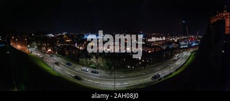 EDINBURGH, Schottland, 14. Dezember 2018: Panoramablick auf den Central Edinburgh Stadtbild bei Nacht, vom Edinburgh Castle entfernt. Stockfoto