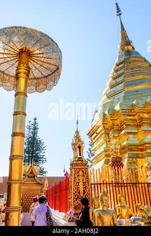 Chiang Mai, Thailand - Dezember 10, 2019: Touristen & Pagode in Wat Phra That Doi Suthep ein buddhistischer Tempel und berühmten Reiseziel Stockfoto