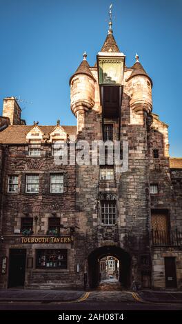 EDINBURGH, Schottland, 14. Dezember 2018: Ein Blick auf den historischen Mautstelle Taverne entlang Canongate auf der Royal Mile in Edinburgh. Stockfoto