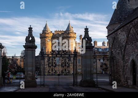 EDINBURGH, Schottland, 14. Dezember 2018: Prachtvolle Eingangstor zum Holyrood Palace. Stockfoto