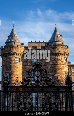 EDINBURGH, Schottland, 14. Dezember 2018: Prachtvolle Eingangstor zum Holyrood Palace. Stockfoto