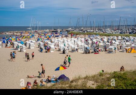 Hooded liegen (Strandkörbe) am Strand des Ostseebades Kühlungsborn, Mecklenburg-Vorpommern, Deutschland Stockfoto