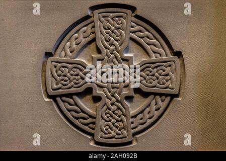 Wundervolle geprägte Keltisches Steinkreuz, voller Details und Texturen in seiner aufwendigen Schnitzereien. Stockfoto