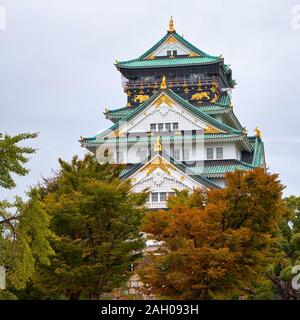 Die fünf Geschichten Main Tower (tenshu) der Burg von Osaka mit Hip bedeckte-und-giebeldächern (irimoya-hafu) mit shachihoko Kreuzblumen. Osaka. Japan Stockfoto