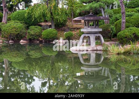 Die Yukimi - Doro Stein Laterne in der Nähe des Teiches im Garten der Burg von Osaka. Osaka. Japan Stockfoto