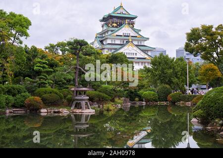 Die traditionellen japanischen Garten im Inneren bailey Burg von Osaka mit den fünf Geschichten Main Tower (tenshu) im Hintergrund. Chuo-ku. Osaka. Japan Stockfoto