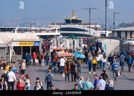 Menschen am Pier von Eminonu in Istanbul, Türkei Stockfoto