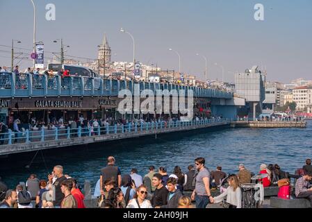 Blick auf die Galata-Brücke vom Pier Eminonu in Istanbul, Türkei Stockfoto