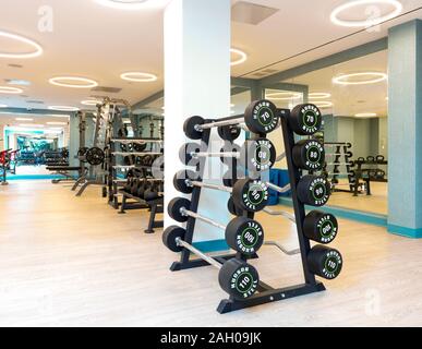 Fitnessraum in High-End-Gehäuse Stockfoto