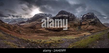 Panoramablick auf die Highland Glencoe Landschaft, drei Schwestern Berge und dramatische Wolkenhimmel. Stockfoto