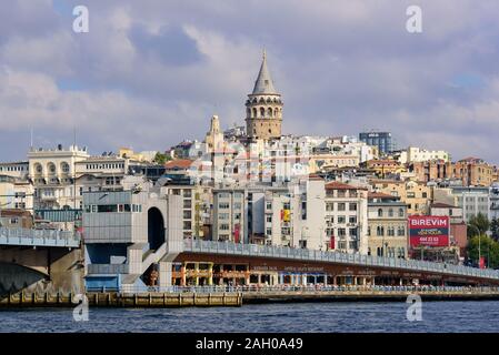 Skyline der Stadt Istanbul mit Galata-Turm und Galata-Brücke, Istanbul, Türkei Stockfoto