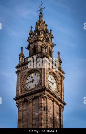 BELFAST, Nordirland, 19. Dezember 2018: in der Nähe von Albert Memorial Clock Tower an der Queen's Square in Belfast entfernt. Es wurde im Jahr 1869 abgeschlossen Stockfoto