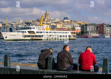 Menschen am Pier von Eminonu in Istanbul, Türkei Stockfoto