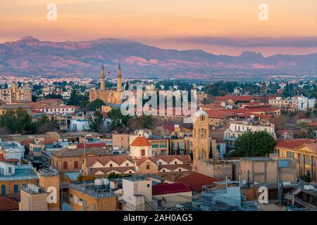 Schöner Blick über die Altstadt von Nikosia, Zypern und die Selimiye Moschee in Zypern Stockfoto