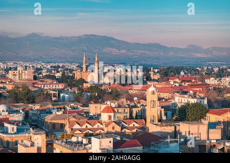 Schöner Blick über die Altstadt von Nikosia, Zypern und die Selimiye Moschee in Zypern Stockfoto