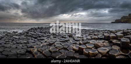 Panoramablick auf die natürlichen sechseckige Steine an der Küste namens Giant's Causeway, ein Wahrzeichen in Nordirland. Stockfoto