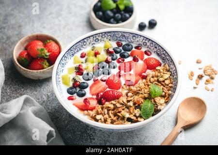 Müsli Schale mit frischen Beeren und Joghurt. Gesunde vegetarische Frühstück essen, saubere essen und Gewicht Verlust Konzept Stockfoto