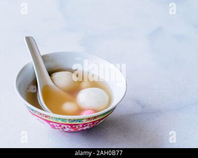 Schüssel tangyuan/Tang yuan, einem traditionellen chinesischen Wüste von glutenhaltigen Reis Mehl Kugeln in eine süsse Suppe gegessen auf dem Dongzhi/Dong Zhi und Yuanxiao Stockfoto