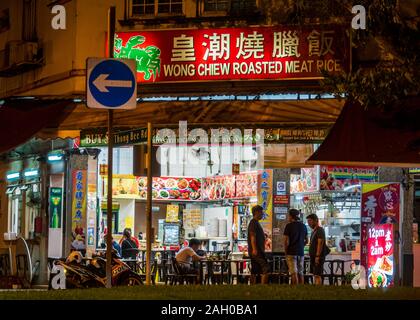 Singapur - 9 Jun 2019 - hungrige Kunden/Diners in einem späten Nacht Cafe/Restaurant in Singapur am Abend. Chinesische Wörter lesen "Wong Chiew Roas Stockfoto