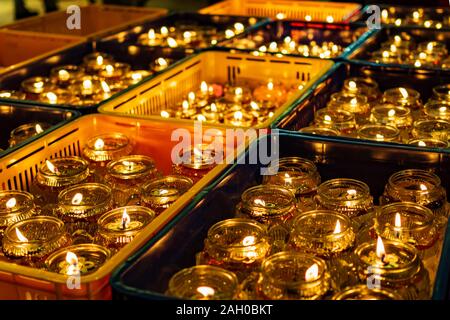 Öl Lampen geben ein warmes festliches Leuchten in einem buddhistischen Tempel in Singapur während der Vesak Day/Buddha Tag feiern Stockfoto