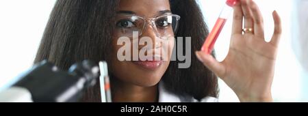 Eine männliche Chemiker hält Reagenzglas aus Glas Stockfoto
