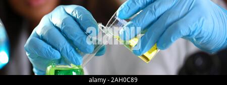 Eine männliche Chemiker hält Reagenzglas aus Glas Stockfoto