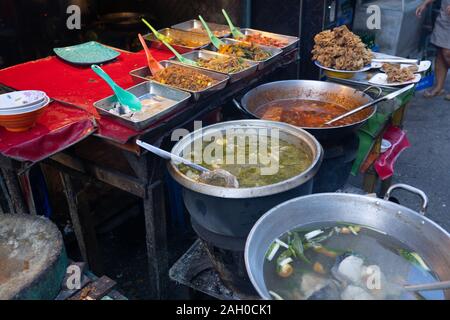 Eine Auswahl an verschiedenen Straße Nahrungsmittel für den Verkauf in der Innenstadt von Cebu City, Philippinen Stockfoto