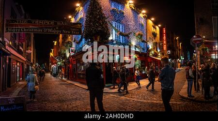 DUBLIN, IRLAND, 24. Dezember 2018: Panoramablick von Menschen zu Fuß in Temple Bar Viertel, ein kulturelles Viertel mit lebendigem Nachtleben Stockfoto