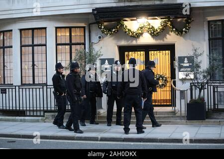 Polizisten außerhalb King Edward VII Hospital in London, wo der Herzog von Edinburgh behandelt wird. Stockfoto